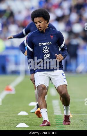 Jules Kounde (FC Sevilla) aus Frankreich während des Aufwärmpuls vor der UEFA Nations League Ein Spiel der Gruppe 1 zwischen Frankreich und Kroatien am 13. Juni 2022 im Stade de France in Paris, Frankreich. (Foto von Jose Breton/Pics Action/NurPhoto) Stockfoto