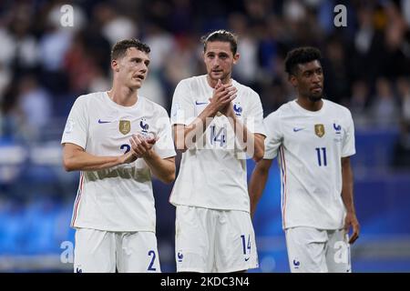 Benjamin Pavard (Bayern München), Adrien Rabiot (Juventus FC) aus Frankreich und Kingsley Coman (Bayern München) aus Frankreich begrüssen seine Fans nach der UEFA Nations League Ein Gruppen-1-Spiel zwischen Frankreich und Kroatien am 13. Juni 2022 im Stade de France in Paris, Frankreich. (Foto von Jose Breton/Pics Action/NurPhoto) Stockfoto