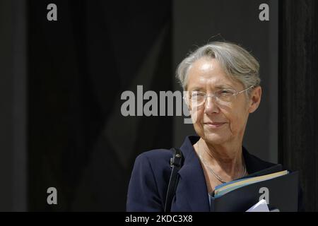Die französische Premierministerin Elisabeth trug ihre Blätter nach einer wöchentlichen Kabinettssitzung im Elysee-Palast am 14. Juni 2022 in Paris. (Foto von Daniel Pier/NurPhoto) Stockfoto