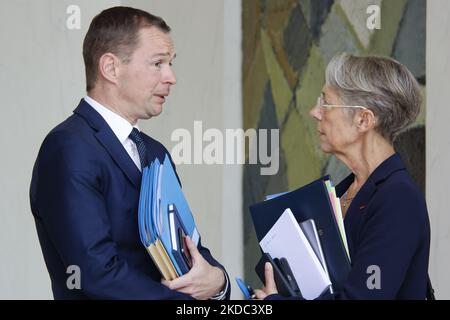 Die französische Premierministerin Elisabeth Borne (R) und der französische Minister für Arbeit, Beschäftigung und Integration Olivier Dussopt (L) verlassen das Haus nach einer wöchentlichen Kabinettssitzung im Elysée-Palast am 14. Juni 2022 in Paris. (Foto von Daniel Pier/NurPhoto) Stockfoto