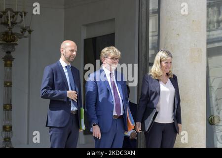 FRANKREICH - PARIS – REGIERUNG – POLITIK - der französische Minister für Landwirtschaft und Lebensmittelsicherheit Marc Fesneau (C), der französische Minister für den öffentlichen Dienst Stanislas Guerini (L) und der französische Minister für Übersee Yael Braun-Pivet (R) verlassen das Land nach einer wöchentlichen Kabinettssitzung am 14. Juni 2022 im Elysée-Palast in Paris (Foto von Daniel Pier/NurPhoto) Stockfoto