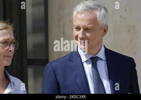 Der französische Minister für Wirtschaft, Finanzen, Industrie und digitale Sicherheit Bruno Le Maire verlässt das Amt nach einer wöchentlichen Kabinettssitzung am 14. Juni 2022 in Paris im Elysee Palace. (Foto von Daniel Pier/NurPhoto) Stockfoto