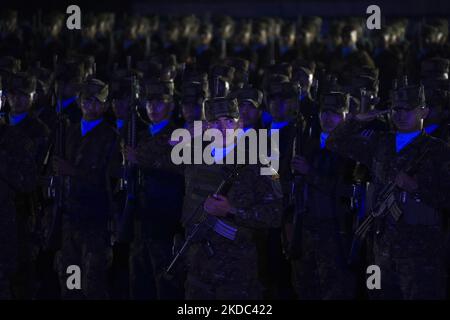 Ein Soldat zeigt, wie Präsident Nayib Bukele (nicht pikuttiert) am 4. April 2022 in San Salvador, El Salvador, mit Rekruten der Armee spricht. (Foto von Camilo Freedman/NurPhoto) Stockfoto