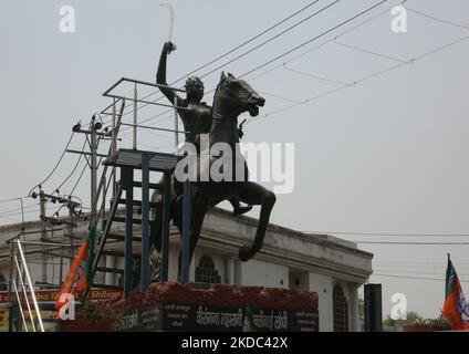 Rani Lakshmi Bai Statue in der Stadt Agra, Uttar Pradesh, Indien, am 06. Mai 2022. Rani Lakshmi Bai (auch bekannt als Veerangana Avanti Bai Lodhi, Rani Lakshmibai, Jhansi KI Rani und Lakshmibai) war Rani von Jhansi (1828 – 1858), war die Königin des fürstlichen Staates Jhansi in Nordindien (jetzt im Bezirk Jhansi in Uttar Pradesh). Sie war eine der führenden Persönlichkeiten der indischen Rebellion von 1857 und wurde für indische Nationalisten zum Symbol des Widerstands gegen den britischen Raj. (Foto von Creative Touch Imaging Ltd./NurPhoto) Stockfoto