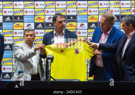 Der kolumbianische Fußballverband stellt seinen neuen Trainer als Ersatz für Reinaldo Rueda in einer Pressekonferenz mit dem neuen Trainer Nestor Lorenzo vor, die der kolumbianische Fußballnationalpräsident Ramon Jesurun am 14. Juni 2022 in Bogota, Kolumbien, vorstellte. (Foto von Sebastian Barros/NurPhoto) Stockfoto