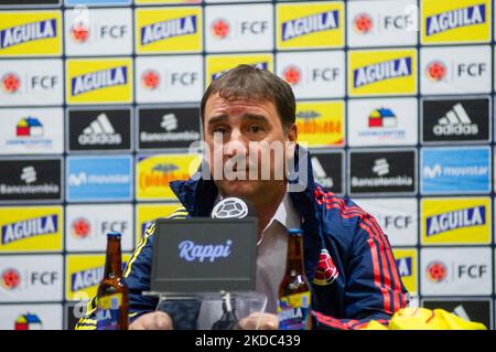 Der kolumbianische Fußballverband stellt seinen neuen Trainer als Ersatz für Reinaldo Rueda in einer Pressekonferenz mit dem neuen Trainer Nestor Lorenzo vor, die der kolumbianische Fußballnationalpräsident Ramon Jesurun am 14. Juni 2022 in Bogota, Kolumbien, vorstellte. (Foto von Sebastian Barros/NurPhoto) Stockfoto