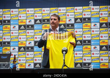 Der kolumbianische Fußballverband stellt seinen neuen Trainer als Ersatz für Reinaldo Rueda in einer Pressekonferenz mit dem neuen Trainer Nestor Lorenzo vor, die der kolumbianische Fußballnationalpräsident Ramon Jesurun am 14. Juni 2022 in Bogota, Kolumbien, vorstellte. (Foto von Sebastian Barros/NurPhoto) Stockfoto