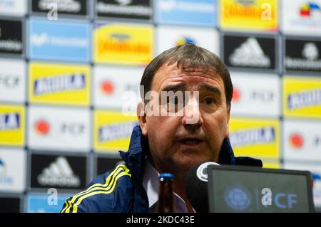 Der kolumbianische Fußballverband stellt seinen neuen Trainer als Ersatz für Reinaldo Rueda in einer Pressekonferenz mit dem neuen Trainer Nestor Lorenzo vor, die der kolumbianische Fußballnationalpräsident Ramon Jesurun am 14. Juni 2022 in Bogota, Kolumbien, vorstellte. (Foto von Sebastian Barros/NurPhoto) Stockfoto