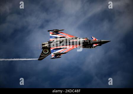 Royal Air Force zeigt Eurofighter Typhoon (Blackjack) Rufzeichen ANARCHY1, gesteuert von Flt. LT. Adam O’Hare zeigt invertiert während der RAF Cosford Air Show in Wolverhampton. Sonntag, 12. Juni 2022. (Foto von Jon Hobley/MI News/NurPhoto) Stockfoto