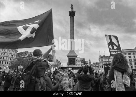 London, Großbritannien. 5.. November 2022. Eine Frau schaut während einer Rede von Jeremy Corbyn auf ein Kind unter kommunistischer Flagge herab. (Tennessee Jones – Alamy Live News) Stockfoto