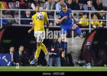 Andrei Ratiu und Jere Uronen im Einsatz beim UEFA Nations League -League B Group 3 Spiel zwischen Rumänien und Finnland im Rapid Giulesti Stadium am 11. Juni 2022 in Bukarest, Rumänien. (Foto von Alex Nicodim/NurPhoto) Stockfoto