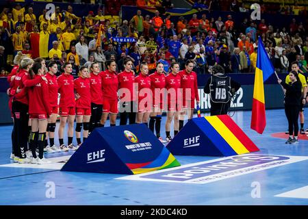 SKOPJE, NORDMAKEDONIEN - NOVEMBER 5: Ioana Pristavita aus Rumänien, Eliza Buceschi aus Rumänien, Christina Neagu aus Rumänien, Ana Tanasie aus Rumänien, Diana Ciuca aus Rumänien, Bianca Bazalui aus Rumänien, Yuliya Dumanska aus Rumänien, Alexandra Dindiligan aus Rumänien, Alexandra Badea aus Rumänien, Bianca Tirle aus Rumänien, Lorena Ostase aus Rumänien, Maria Lixandroiu aus Rumänien, Sonia Seraficeanu aus Rumänien, Mihaela Mihai aus Rumänien, Crina Pintea aus Rumänien, Corina Lupei aus Rumänien, Daciana Hosu aus Rumänien und Sorina Grozav aus Rumänien stehen während der Vorrunde - EHF EURO 2022 Spiel zwischen den Niederlanden Stockfoto