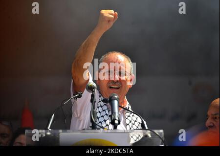 Noureddine Taboubi, Generalsekretärin der Tunesischen Allgemeinen Arbeitsunion (UGTT), spricht während des Generalstreiks, der von der einflussreichen Tunesischen Allgemeinen Arbeitsunion aufgerufen wurde, höhere Gehälter zu fordern. An dem eintägigen Streik sind am 16,2022. Juni 159 öffentliche Institutionen beteiligt, darunter Häfen und Flughäfen in Tunis, Tunesien. (Foto von Yassine Mahjoub/NurPhoto) Stockfoto