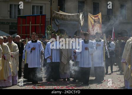 Eine Prozession des Allerheiligsten Sakraments in der Krakauer Altstadt. Fronleichnamsprozession auf dem Krakauer Marktplatz. Das Fronleichnamsfest, auch bekannt als Hochfest des heiligsten Leibes und Blutes Christi, ist eine katholische liturgische Feierlichkeit, die die wahre Gegenwart von Leib und Blut, Seele und Göttlichkeit Jesu Christi in den Elementen der Eucharistie feiert. Am Donnerstag, den 16. Juni 2022, in Krakau, Polen. (Foto von Artur Widak/NurPhoto) Stockfoto