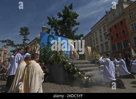 Fronleichnamsprozession auf dem Krakauer Marktplatz. Das Fronleichnamsfest, auch bekannt als Hochfest des heiligsten Leibes und Blutes Christi, ist eine katholische liturgische Feierlichkeit, die die wahre Gegenwart von Leib und Blut, Seele und Göttlichkeit Jesu Christi in den Elementen der Eucharistie feiert. Am Donnerstag, den 16. Juni 2022, in Krakau, Polen. (Foto von Artur Widak/NurPhoto) Stockfoto