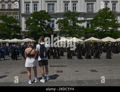 Die Fronleichnamsprozession auf dem Krakauer Marktplatz. Das Fronleichnamsfest, auch bekannt als Hochfest des heiligsten Leibes und Blutes Christi, ist eine katholische liturgische Feierlichkeit, die die wahre Gegenwart von Leib und Blut, Seele und Göttlichkeit Jesu Christi in den Elementen der Eucharistie feiert. Am Donnerstag, den 16. Juni 2022, in Krakau, Polen. (Foto von Artur Widak/NurPhoto) Stockfoto