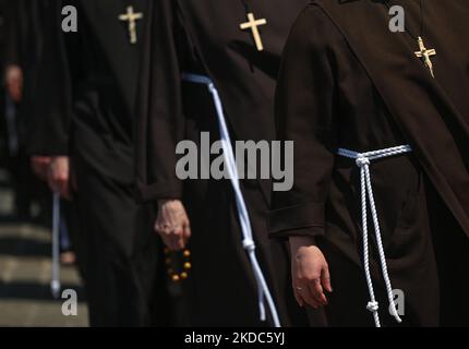 Mitglieder der örtlichen Frauenkongregationen während der Fronleichnamsprozession auf dem Krakauer Marktplatz. Das Fronleichnamsfest, auch bekannt als Hochfest des heiligsten Leibes und Blutes Christi, ist eine katholische liturgische Feierlichkeit, die die wahre Gegenwart von Leib und Blut, Seele und Göttlichkeit Jesu Christi in den Elementen der Eucharistie feiert. Am Donnerstag, den 16. Juni 2022, in Krakau, Polen. (Foto von Artur Widak/NurPhoto) Stockfoto