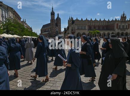 Mitglieder der örtlichen Frauenkongregationen während der Fronleichnamsprozession auf dem Krakauer Marktplatz. Das Fronleichnamsfest, auch bekannt als Hochfest des heiligsten Leibes und Blutes Christi, ist eine katholische liturgische Feierlichkeit, die die wahre Gegenwart von Leib und Blut, Seele und Göttlichkeit Jesu Christi in den Elementen der Eucharistie feiert. Am Donnerstag, den 16. Juni 2022, in Krakau, Polen. (Foto von Artur Widak/NurPhoto) Stockfoto