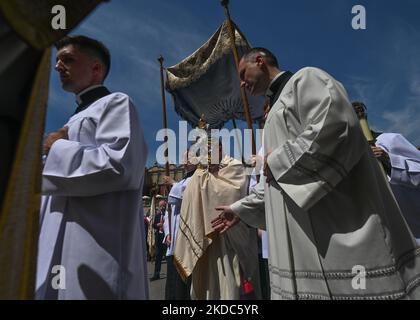 Die Fronleichnamsprozession auf dem Krakauer Marktplatz. Das Fronleichnamsfest, auch bekannt als Hochfest des heiligsten Leibes und Blutes Christi, ist eine katholische liturgische Feierlichkeit, die die wahre Gegenwart von Leib und Blut, Seele und Göttlichkeit Jesu Christi in den Elementen der Eucharistie feiert. Am Donnerstag, den 16. Juni 2022, in Krakau, Polen. (Foto von Artur Widak/NurPhoto) Stockfoto