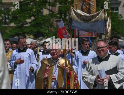 Der Erzbischof von Krakau, Marek Jedraszewski, wurde während der Fronleichnamsprozession auf dem Marktplatz von Krakau gesehen. Das Fronleichnamsfest, auch bekannt als Hochfest des heiligsten Leibes und Blutes Christi, ist eine katholische liturgische Feierlichkeit, die die wahre Gegenwart von Leib und Blut, Seele und Göttlichkeit Jesu Christi in den Elementen der Eucharistie feiert. Am Donnerstag, den 16. Juni 2022, in Krakau, Polen. (Foto von Artur Widak/NurPhoto) Stockfoto