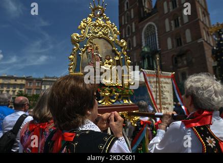 Die Fronleichnamsprozession auf dem Krakauer Marktplatz. Das Fronleichnamsfest, auch bekannt als Hochfest des heiligsten Leibes und Blutes Christi, ist eine katholische liturgische Feierlichkeit, die die wahre Gegenwart von Leib und Blut, Seele und Göttlichkeit Jesu Christi in den Elementen der Eucharistie feiert. Am Donnerstag, den 16. Juni 2022, in Krakau, Polen. (Foto von Artur Widak/NurPhoto) Stockfoto