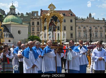 Die Fronleichnamsprozession auf dem Krakauer Marktplatz. Das Fronleichnamsfest, auch bekannt als Hochfest des heiligsten Leibes und Blutes Christi, ist eine katholische liturgische Feierlichkeit, die die wahre Gegenwart von Leib und Blut, Seele und Göttlichkeit Jesu Christi in den Elementen der Eucharistie feiert. Am Donnerstag, den 16. Juni 2022, in Krakau, Polen. (Foto von Artur Widak/NurPhoto) Stockfoto