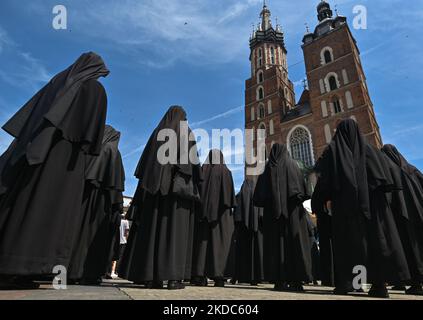 Mitglieder der örtlichen Frauenkongregationen während der Fronleichnamfeier auf dem Krakauer Marktplatz. Das Fronleichnamsfest, auch bekannt als Hochfest des heiligsten Leibes und Blutes Christi, ist eine katholische liturgische Feierlichkeit, die die wahre Gegenwart von Leib und Blut, Seele und Göttlichkeit Jesu Christi in den Elementen der Eucharistie feiert. Am Donnerstag, den 16. Juni 2022, in Krakau, Polen. (Foto von Artur Widak/NurPhoto) Stockfoto