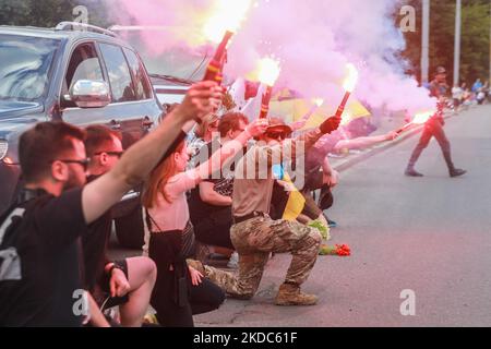 Völker treffen auf die Autokolonne mit dem Leichnam des Soldaten und Aktivisten Roman Ratushny, Kiew, Ukraine, 16. Juni 2022. Roman starb am 9. Juni in einer Schlacht bei Izium in der Region Charkiw. Er war 23 Jahre alt. (Foto von Oleksandr Khomenko/NurPhoto) Stockfoto