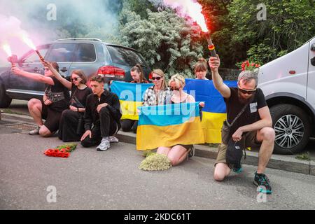 Völker treffen auf die Autokolonne mit dem Leichnam des Soldaten und Aktivisten Roman Ratushny, Kiew, Ukraine, 16. Juni 2022. Roman starb am 9. Juni in einer Schlacht bei Izium in der Region Charkiw. Er war 23 Jahre alt. (Foto von Oleksandr Khomenko/NurPhoto) Stockfoto