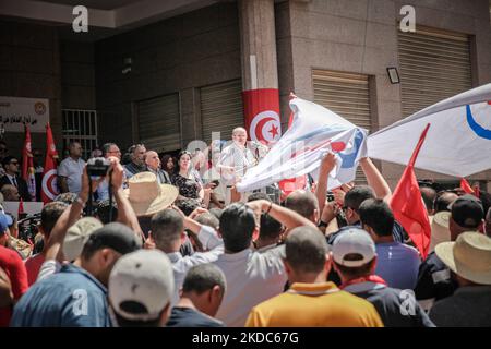 Der Generalsekretär der Tunesischen Allgemeinen Arbeitsunion (UGTT), Noureddine Taboubi, hält am 16. Juni 2022 eine Rede während einer Kundgebung der UGTT anlässlich des nationalen öffentlichen Streiks vor dem Hauptsitz der UGTT in Tunis, Tunesien, Eine Erhöhung der Löhne zu fordern und sich gegen die von Präsident Kais Saied vorgeschlagenen Ausgabenkürzungen und Privatisierungen zu wehren, da das Land vor einer Wirtschaftskrise steht. (Foto von Chedly Ben Ibrahim/NurPhoto) Stockfoto