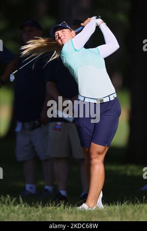 Emily Kristine Pedersen aus Smoerum, Dänemark, trifft auf dem Fairway 17. während der ersten Runde des Meijer LPGA Classic Golfturniers im Blythefield Country Club in Belmont, MI, USA, Donnerstag, 16. Juni 2022. (Foto von Amy Lemus/NurPhoto) Stockfoto