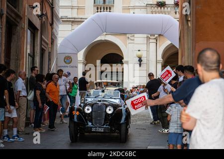 Die MilleMiglia, das traditionelle Rennen, das Italien mit Oldtimern durchquert, führt durch die Stadt Rieti. In Rieti, 16. Juni 2022. (Foto von Riccardo Fabi/NurPhoto) Stockfoto