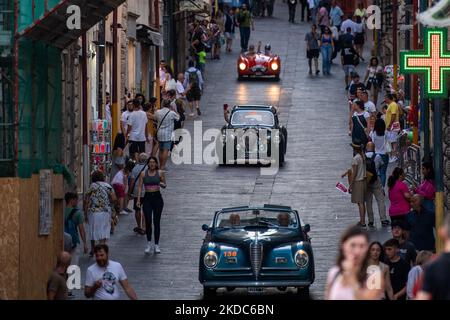 Die MilleMiglia, das traditionelle Rennen, das Italien mit Oldtimern durchquert, führt durch die Stadt Rieti. In Rieti, 16. Juni 2022. (Foto von Riccardo Fabi/NurPhoto) Stockfoto