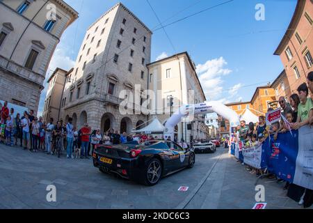 Die MilleMiglia, das traditionelle Rennen, das Italien mit Oldtimern durchquert, führt durch die Stadt Rieti. In Rieti, 16. Juni 2022. (Foto von Riccardo Fabi/NurPhoto) Stockfoto