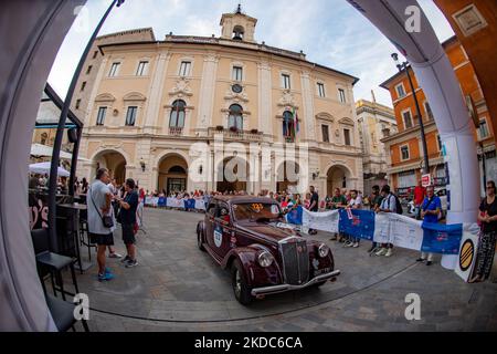 Die MilleMiglia, das traditionelle Rennen, das Italien mit Oldtimern durchquert, führt durch die Stadt Rieti. In Rieti, 16. Juni 2022. (Foto von Riccardo Fabi/NurPhoto) Stockfoto