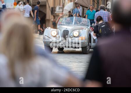 Die MilleMiglia, das traditionelle Rennen, das Italien mit Oldtimern durchquert, führt durch die Stadt Rieti. In Rieti, 16. Juni 2022. (Foto von Riccardo Fabi/NurPhoto) Stockfoto