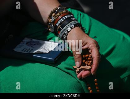 Eine Person, die während der Fronleichnamsprozession auf dem Krakauer Marktplatz betet. Das Fronleichnamsfest, auch bekannt als Hochfest des heiligsten Leibes und Blutes Christi, ist eine katholische liturgische Feierlichkeit, die die wahre Gegenwart von Leib und Blut, Seele und Göttlichkeit Jesu Christi in den Elementen der Eucharistie feiert. Am Donnerstag, den 16. Juni 2022, in Krakau, Polen. (Foto von Artur Widak/NurPhoto) Stockfoto