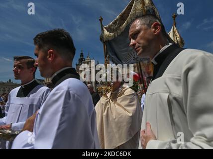 Die Fronleichnamsprozession auf dem Krakauer Marktplatz. Das Fronleichnamsfest, auch bekannt als Hochfest des heiligsten Leibes und Blutes Christi, ist eine katholische liturgische Feierlichkeit, die die wahre Gegenwart von Leib und Blut, Seele und Göttlichkeit Jesu Christi in den Elementen der Eucharistie feiert. Am Donnerstag, den 16. Juni 2022, in Krakau, Polen. (Foto von Artur Widak/NurPhoto) Stockfoto