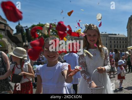 Fronleichnamsprozession auf dem Krakauer Marktplatz. Das Fronleichnamsfest, auch bekannt als Hochfest des heiligsten Leibes und Blutes Christi, ist eine katholische liturgische Feierlichkeit, die die wahre Gegenwart von Leib und Blut, Seele und Göttlichkeit Jesu Christi in den Elementen der Eucharistie feiert. Am Donnerstag, den 16. Juni 2022, in Krakau, Polen. (Foto von Artur Widak/NurPhoto) Stockfoto