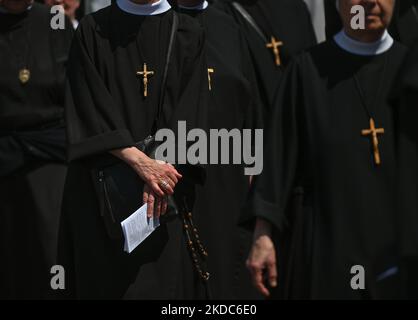 Mitglieder der örtlichen weiblichen religiösen Gemeinden marschieren während der Fronleichnamsprozession auf dem Krakauer Marktplatz. Das Fronleichnamsfest, auch bekannt als Hochfest des heiligsten Leibes und Blutes Christi, ist eine katholische liturgische Feierlichkeit, die die wahre Gegenwart von Leib und Blut, Seele und Göttlichkeit Jesu Christi in den Elementen der Eucharistie feiert. Am Donnerstag, den 16. Juni 2022, in Krakau, Polen. (Foto von Artur Widak/NurPhoto) Stockfoto