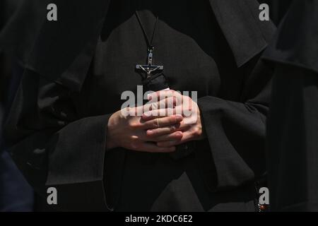 Mitglieder der örtlichen weiblichen religiösen Gemeinden marschieren während der Fronleichnamsprozession auf dem Krakauer Marktplatz. Das Fronleichnamsfest, auch bekannt als Hochfest des heiligsten Leibes und Blutes Christi, ist eine katholische liturgische Feierlichkeit, die die wahre Gegenwart von Leib und Blut, Seele und Göttlichkeit Jesu Christi in den Elementen der Eucharistie feiert. Am Donnerstag, den 16. Juni 2022, in Krakau, Polen. (Foto von Artur Widak/NurPhoto) Stockfoto