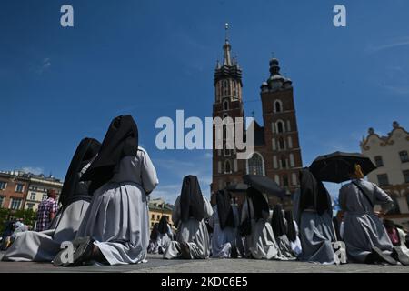 Mitglieder der örtlichen weiblichen religiösen Gemeinden während der Fronleichnamsprozession auf dem Krakauer Marktplatz. Das Fronleichnamsfest, auch bekannt als Hochfest des heiligsten Leibes und Blutes Christi, ist eine katholische liturgische Feierlichkeit, die die wahre Gegenwart von Leib und Blut, Seele und Göttlichkeit Jesu Christi in den Elementen der Eucharistie feiert. Am Donnerstag, den 16. Juni 2022, in Krakau, Polen. (Foto von Artur Widak/NurPhoto) Stockfoto