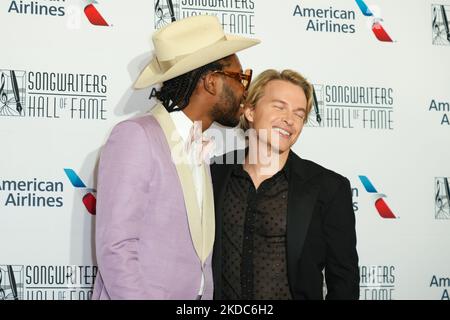 Jeremy O. Harris und Ronan Farrow nehmen am 16. Juni 2022 an der jährlichen Gala zur Einführung und Verleihung der Songwriters Hall of Fame 51. im Marriott Marquis in New York City Teil. (Foto von John Nacion/NurPhoto) Stockfoto