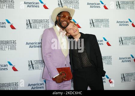 Jeremy O. Harris und Ronan Farrow nehmen am 16. Juni 2022 an der jährlichen Gala zur Einführung und Verleihung der Songwriters Hall of Fame 51. im Marriott Marquis in New York City Teil. (Foto von John Nacion/NurPhoto) Stockfoto