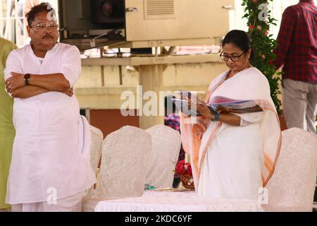 Chief Minister of West Bengal and Trinamool Congress Political Party Chief Mamata Banerjee veröffentlichen ein Buch über die Geschichte des Dakshineswar Kali Temple und Madan Mirta MLA während einer Veranstaltung , Dakshineswar Kali Temple in Kalkata, Indien, am 16,2022. Juni. (Foto von Debajyoti Chakraborty/NurPhoto) Stockfoto