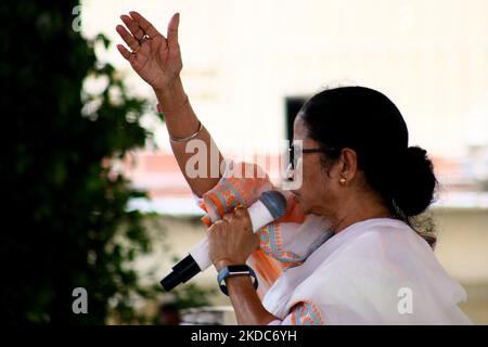 Die Chefministerin von Westbengalen und der politischen Partei des Trinamool-Kongresses, Mamata Banerjee, spricht während einer Veranstaltung am 16,2022. Juni im Dakshineswar Kali Temple in Kalkata, Indien. (Foto von Debajyoti Chakraborty/NurPhoto) Stockfoto