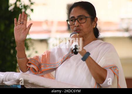 Die Chefministerin von Westbengalen und der politischen Partei des Trinamool-Kongresses, Mamata Banerjee, spricht während einer Veranstaltung am 16,2022. Juni im Dakshineswar Kali Temple in Kalkata, Indien. (Foto von Debajyoti Chakraborty/NurPhoto) Stockfoto