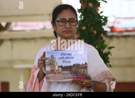 Chief Minister of West Bengal und Trinamool Congress Political Party Chief Mamata Banerjee veröffentlichen ein Buch über die Geschichte des Dakshineswar Kali Temple während einer Veranstaltung , Dakshineswar Kali Temple in Kalkata, Indien, am 16,2022. Juni. (Foto von Debajyoti Chakraborty/NurPhoto) Stockfoto