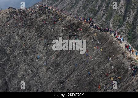 Tenggerese versammeln sich während des yadnya Kasada Festivals am 16. Juni 2022 im Krater des Mount Bromo in Probolinggo, Provinz Ost-Java, Indonesien. Dorfbewohner und Gläubige werfen Opfergaben wie Vieh und andere Kulturpflanzen in den Vulkankrater des Mount Bromo, um den hinduistischen Göttern für ihre Sicherheit und ihren Wohlstand zu danken. (Foto von Garry Lotulung/NurPhoto) Stockfoto