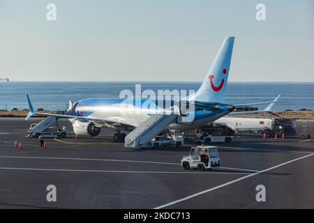 Flugzeuge der TUI Boeing 737 MAX, gesehen am Flughafen Heraklion auf Kreta. Kreta ist ein beliebtes mediterranes Sommerziel für Tourismus und Urlaub. TUI war vor kurzem in den Nachrichten wegen Flugverspätungen, Störungen und Annullierungschaos, die hauptsächlich durch den Personalmangel verursacht wurden, der die Luftfahrtindustrie nach der Covid-19-Coronavirus-Pandemiekrise traf. Die TUI Group ist ein deutsches Freizeit-, Reise- und Tourismusunternehmen. TUI Airways verbindet Heraklion mit dem Vereinigten Königreich und Irland, Birmingham, Bournemouth, Bristol, Cardiff, Doncaster/Sheffield, East Midlands, Exeter, London–Gatwick, London–Stanste Stockfoto